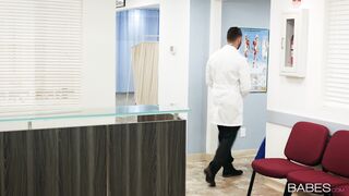 Babes – Naughty Bonde Doctor Blair Williams fucks in the oncall room